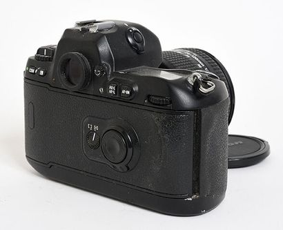 null Boitier argentique Nikon F100 AF avec objectif zoom AF Ais 24-120 f/3,5-5,6...
