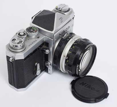 null Boitier argentique Nikon F chromé avec avec viseur EyeLevel avec objectif Nikkor...