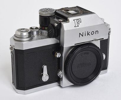 null Boitier argentique chromé Nikon F de 70, prisme FT + bouchon

Etat moyen, prisme...