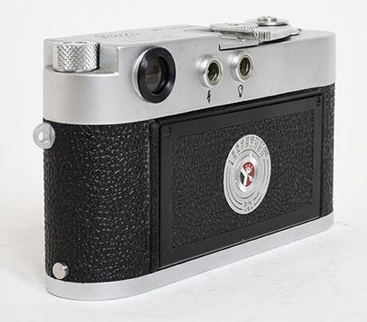 null Boitier argentique chromé Leica M2 + bouchon Leica

Très bon état, fonction...