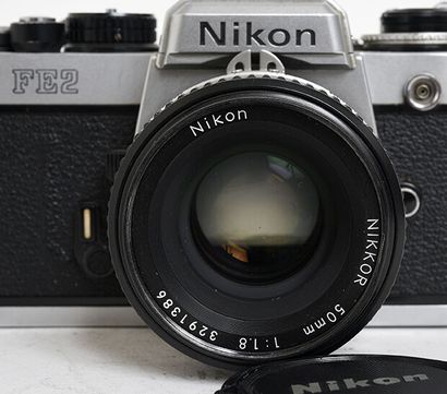 null Boitier argentique Nikon FE2 chromé avec objectif Nikkor Ais 50mm f/1,8 et son...
