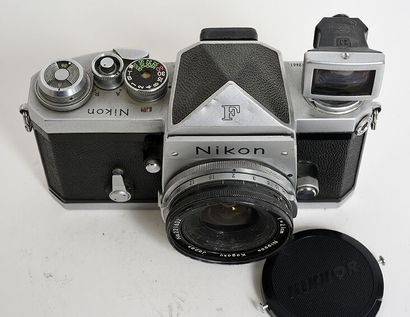null Boitier argentique Nikon F chromé avec viseur EyeLevel et objectif Nikkor Nippon...