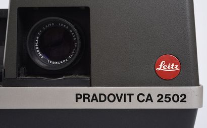 null Projecteur de diapositives 24 x 36 Leitz Pradovit CA 2502 avec un objectif Leitz...
