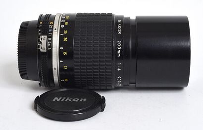 null Nikon (film) Tele Nikkor Ais 200mm f/4 and 2 caps

Very good condition, fun...