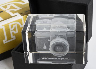 null Decorative gadget, plexiglass block with a Nikon F camera in hologram inside,

engraved...