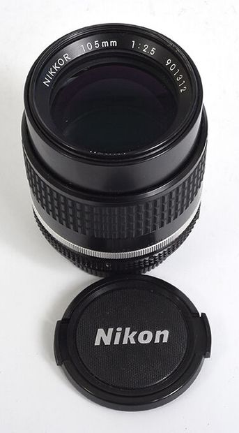 null Objectif Nikon (argentique) Télé Nikkor Ais 105mm f/2,5 et 2 bouchons

Très...