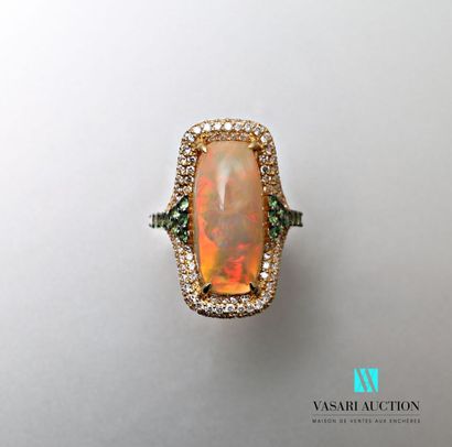 null Yellow gold ring 750 thousandth set with an important oval opal of 7 carats...