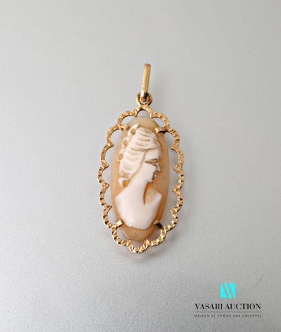 null Pendant in yellow gold 750 thousandths of oval form decorated in its center...