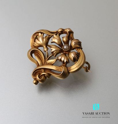 null Brooch Art Nouveau in yellow gold 750 thousandths with decoration of scrolls...