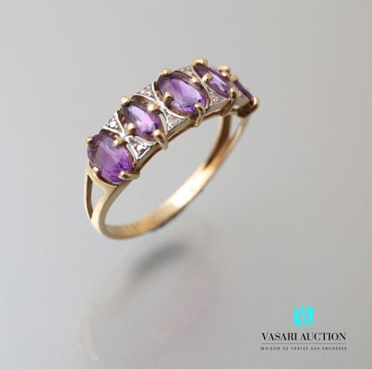 null Yellow gold ring 750 thousandth set with five oval amethysts and two small diamonds...
