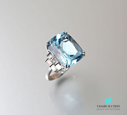 null Ring in white gold 750 thousandth set with a large rectangular topaz of about...