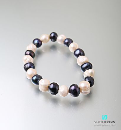 null Bracelet decorated with two-tone beads on elastic.