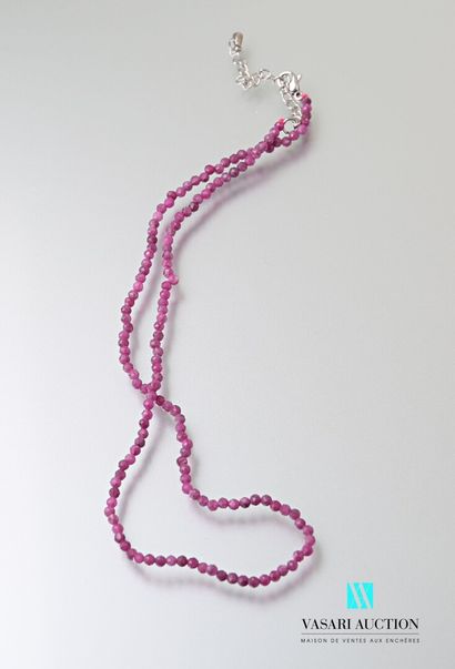 null Necklace adorned with faceted ruby root beads, the steel clasp.

Length : 42...