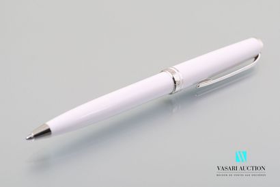 null MONTBLANC

Platinum-plated metal and white resin ballpoint pen in its original...