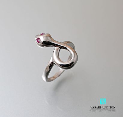 null Snake ring in white gold 750 thousandth, the eyes set with two rubies.

Gross...