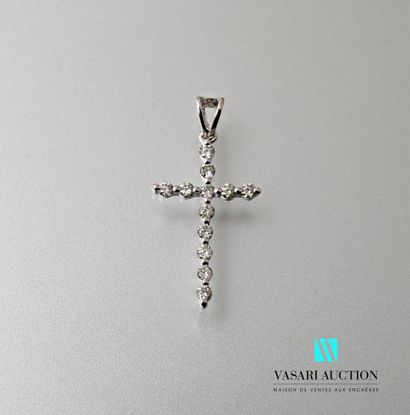null Cross in white gold 750 thousandth, the arms set with twelve round diamonds...