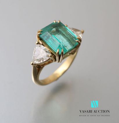 null Yellow gold ring 750 thousandth set with an emerald rectangular cut with shoulders...