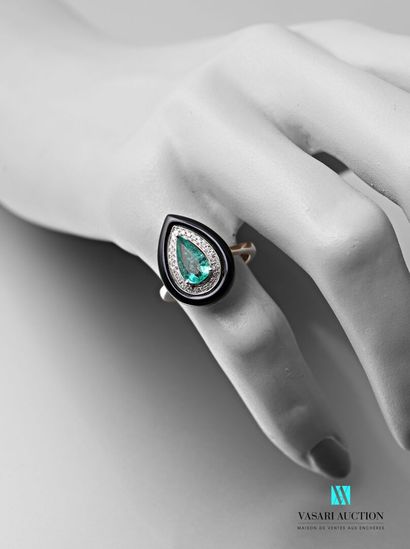 null Ring piriform in white gold 750 thousandth set in its center of an emerald of...