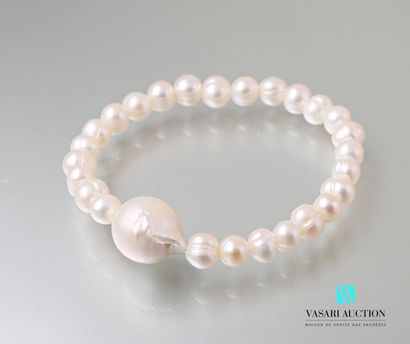 null Natural freshwater pearl bracelet on rubber band decorated with a central pearl...