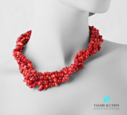 null Twisted necklace decorated with coral root pastilles.

Length : 40 cm