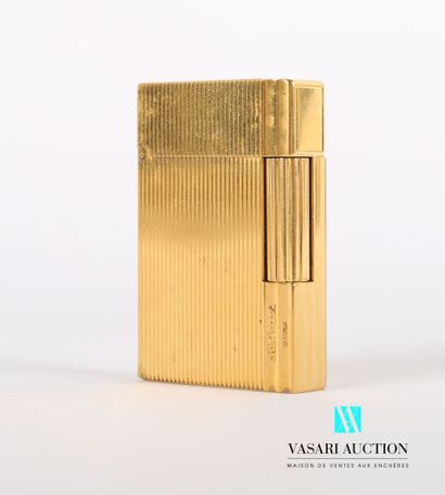 null DUPONT PARIS

Lighter in gilded metal with stripes decoration in its original...