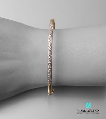 null Bracelet demi-jonc in yellow gold 750 thousandth, the upper part paved with...