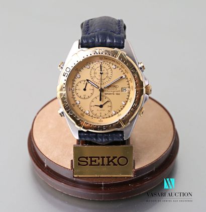 null SEIKO - Montre chronographe modèle Sport 150 en acier et métal doré, le cadran...