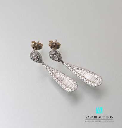 null Pair of earrings in white gold 750 thousandths adorned with baguette diamonds...