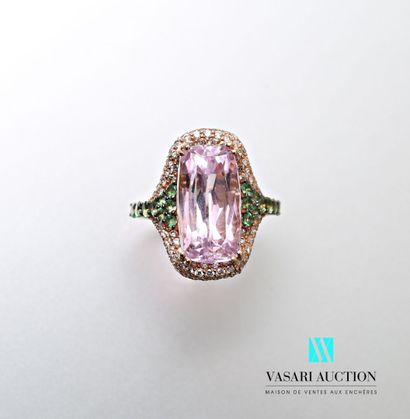 null Ring in pink gold 750 thousandth set with an important pink Kunzite of oval...