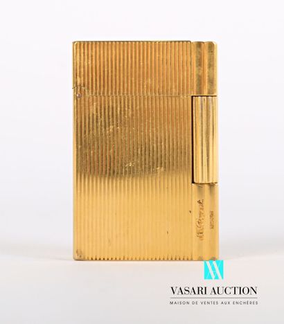 null DUPONT PARIS

Lighter in gilded metal with stripes decoration in its original...