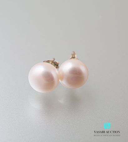 null Pair of earrings in silver 925 thousandths decorated with freshwater pearls,...