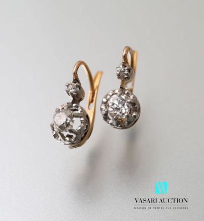 null Pair of yellow gold sleepers 750 thousandth set with two old cut diamonds of...