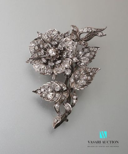 Broche fleur en argent pavée de diamants taille ancienne et en rose formée d'une...