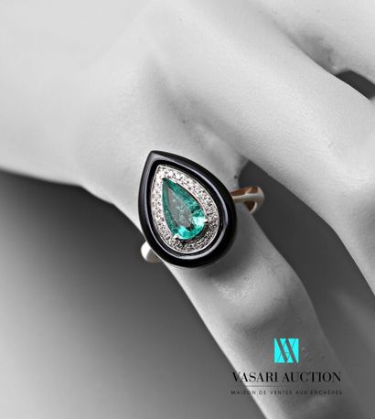 null Ring piriform in white gold 750 thousandth set in its center of an emerald of...