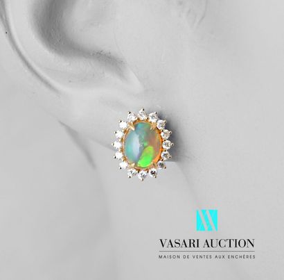null Pair of earrings in yellow gold 750 thousandths set with two cabochon opals...