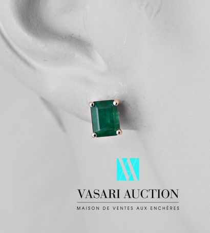 null Pair of earrings in white gold 750 thousandths adorned with two emerald-cut...