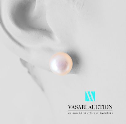 null Pair of earrings in silver 925 thousandths decorated with freshwater pearls,...
