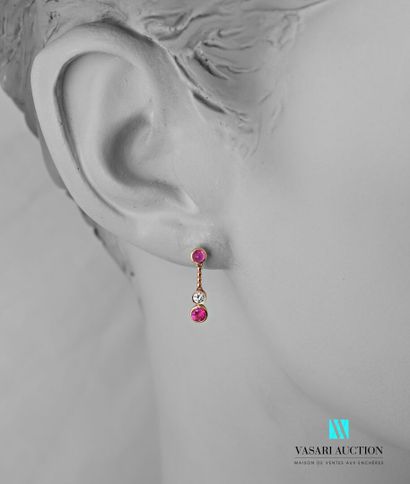 null Pair of earrings in pink gold 750 thousandths adorned with two cabochon rubies...