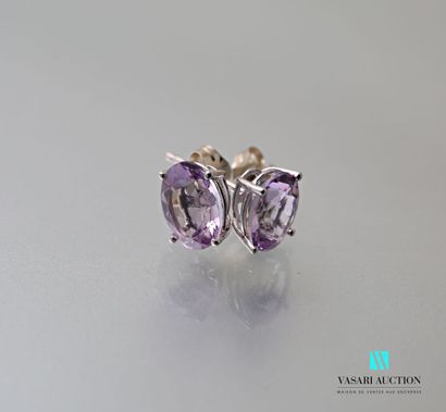 null Pair of earrings in white gold 750 thousandths set with two oval amethysts calibrating...
