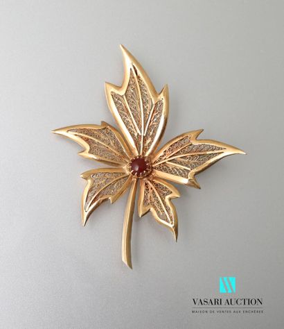 null Brooch in yellow gold 750 thousandths filigree leaf-shaped, the center decorated...