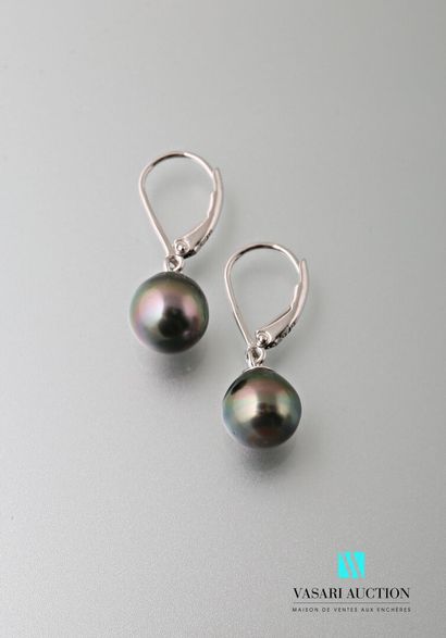 null Pair of silver earrings adorned with a Tahitian cultured pearl of about 9.8...