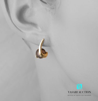 null Pair of earrings in yellow gold 750 thousandths formed by volutes holding two...
