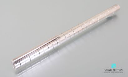 null DUPONT PARIS

Ballpoint pen in silver plated metal and ringed in its original...