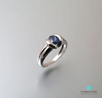 null Ring in white gold 750 thousandth set in its center with a sapphire of oval...