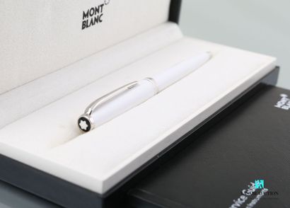 null MONTBLANC

Platinum-plated metal and white resin ballpoint pen in its original...