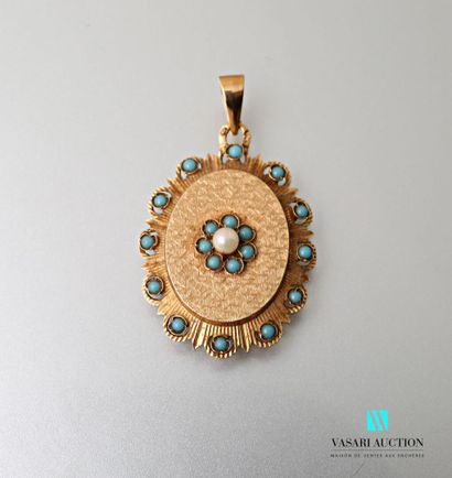 null Pendant in yellow gold 750 thousandths of oval form, it presents in its center...