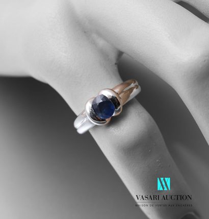 null Ring in white gold 750 thousandth set in its center with a sapphire of oval...