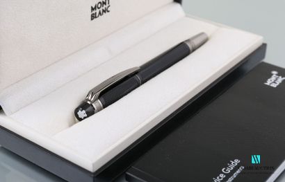 null MONTBLANC

Stylo Roller Starwalker noir en métal platiné poli et résine guillochée...