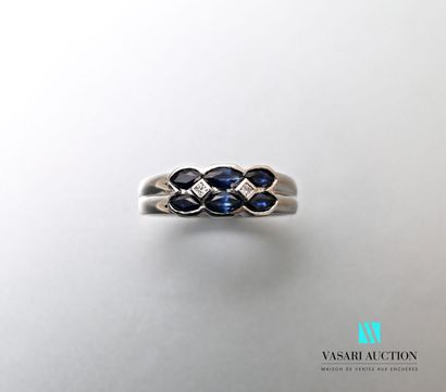 null Ring in white gold 750 thousandth set with six sapphires of size shuttles calibrating...