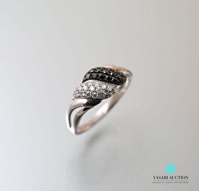 null Ring in white gold 750 thousandths decorated with two twists set with black...